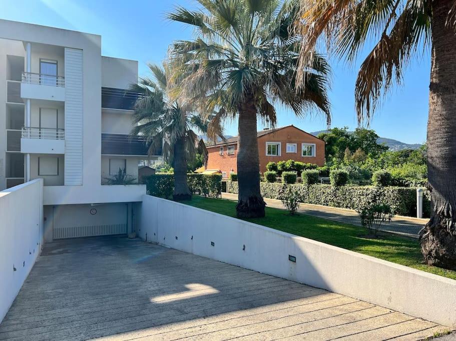 Luxury 3 Piece Garden Apartment In Cannes Marina Mandelieu-La Napoule Exterior photo